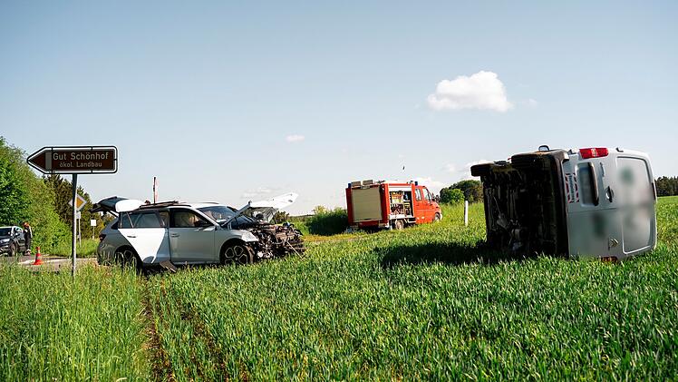 Oberailsfeld: Baustellenfahrzeug &uuml;berf&auml;hrt Stoppschild - Schwerstverletzte