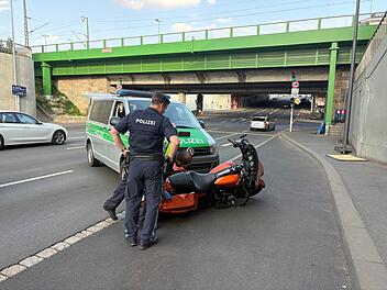 Biker flieht vor Polizei