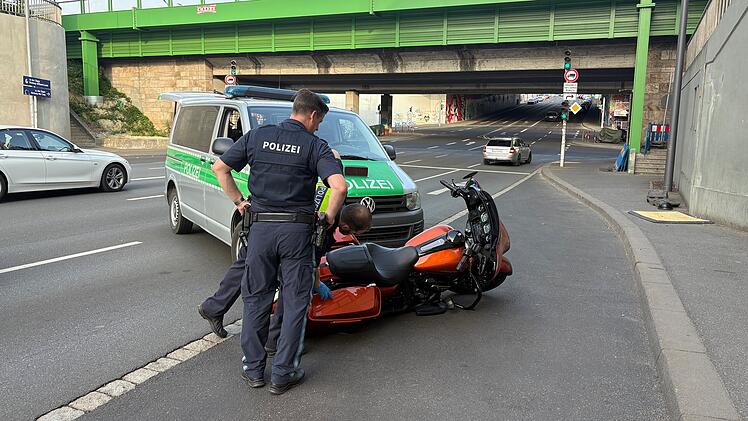 Biker flieht vor Polizei