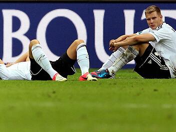 Am Boden, und der Blick  geht ins Leere:  Holger Badstuber (rechts) und Mesut Özil  nach der Halbfinal-Niederlage in Warschau  am Donnerstagabend.