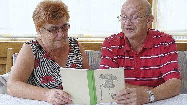 Renate und Erich Graser schmökern in dem von Robert Kümmert 1942 geschriebenen Büchlein "Die Glocken des Landkreises Hammelburg".