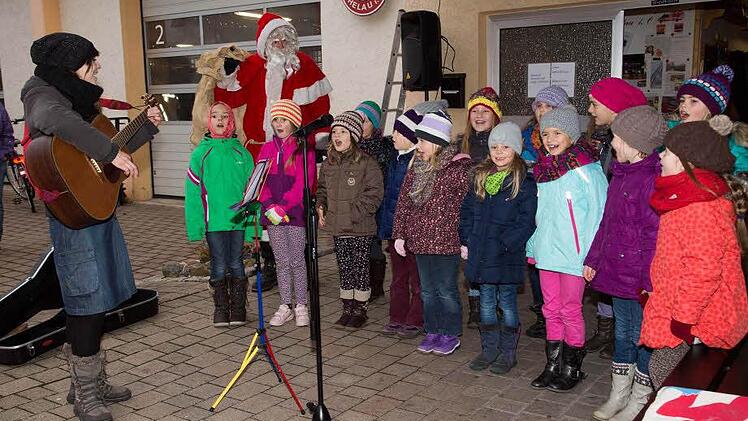 Der Kinderchor zog am Nachmittag viele Besucher an. Foto: Klaus Gagel