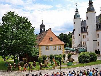Vor einer etwas ungewöhnlichen Kulisse - auf der Wiese vor Schloss Bankenhain im Landkreis Zwickau - schlugen die Aktiven der Naturbühne Trebgast "Das Dschungelbuch" auf.