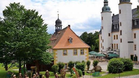 Vor einer etwas ungewöhnlichen Kulisse - auf der Wiese vor Schloss Bankenhain im Landkreis Zwickau - schlugen die Aktiven der Naturbühne Trebgast "Das Dschungelbuch" auf.