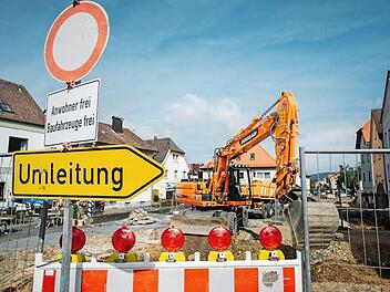 Aktuell verlegen die Bauarbeiter sogenannte Speedpipes im Boden. Im September soll der Fußweg draufgesetzt werden.  Fotos: Hendrik Steffens