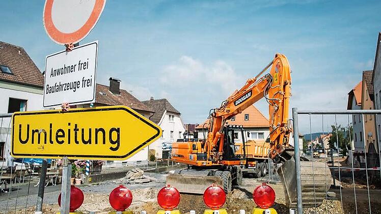 Aktuell verlegen die Bauarbeiter sogenannte Speedpipes im Boden. Im September soll der Fußweg draufgesetzt werden.  Fotos: Hendrik Steffens