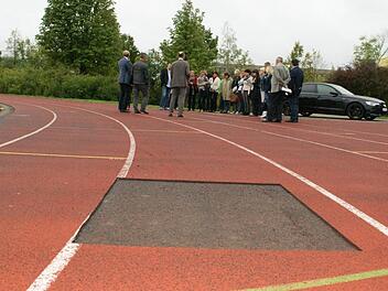 Ein Loch in der Laufbahn: Über den Fortgang der Sanierung auf den Freisportanlagen des Schulzentrums Haßfurt informierten sich die Mitglieder der Zweckverbandsversammlung vor der Sitzung am Donnerstag. Die Anlage muss dringend erneuert werden.  Fotos: Sabine Weinbeer