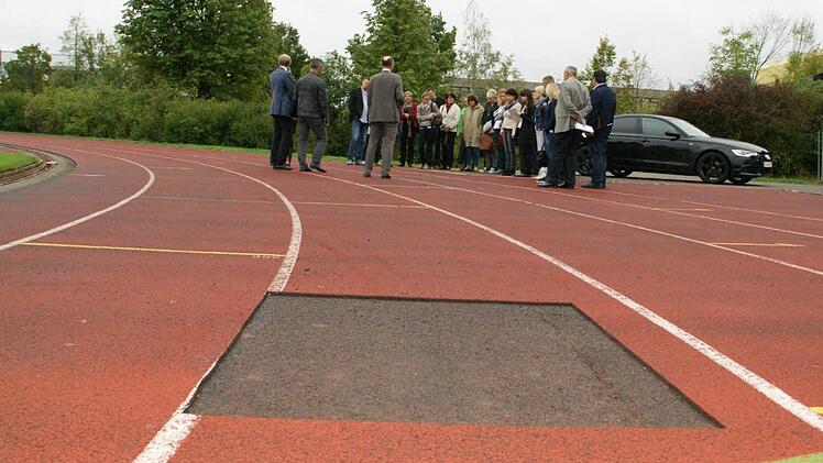 Ein Loch in der Laufbahn: Über den Fortgang der Sanierung auf den Freisportanlagen des Schulzentrums Haßfurt informierten sich die Mitglieder der Zweckverbandsversammlung vor der Sitzung am Donnerstag. Die Anlage muss dringend erneuert werden.  Fotos: Sabine Weinbeer