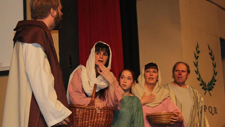 Eindrücke von den Proben zu den Tettauer Passionsspielen. Foto: Veronika Schadeck