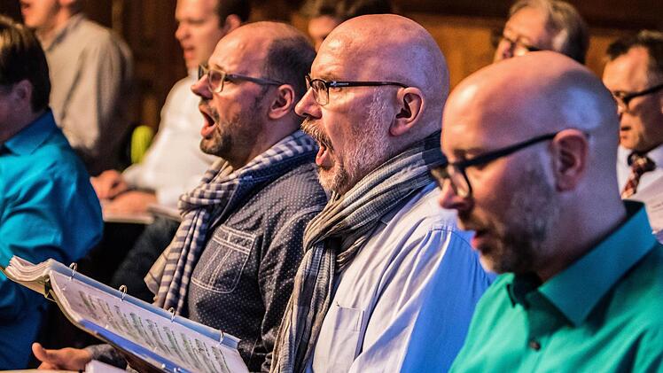 Der Coburger Chor "Unerhört" probt für sein Jubiläumskonzert, das am 24. April im Kongresshaus stattfindet.Foto: Jochen Berger
