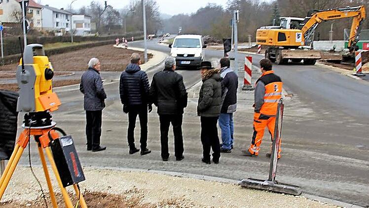 Die Aufräumarbeiten waren am Mittwochnachmittag noch voll im Gange. Aber jetzt ist der neue Kreisel in beiden Richtungen problemlos nutzbar. Die Restarbeiten in den Randbereichen werden im nächsten Jahr erledigt. Fotos: Ralf Kestel