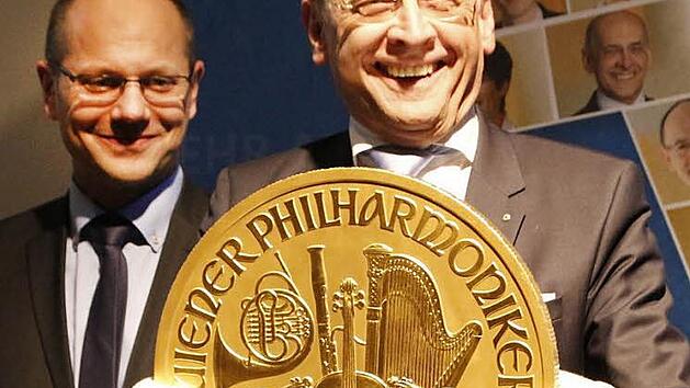 31,1 Kilo wiegt die gr&ouml;&szlig;te Goldm&uuml;nze der Welt, die Alexander Brehm und Gregor Scheller (von links) in der Volksbank pr&auml;sentierten.  Foto: Josef Hofbauer