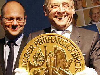 31,1 Kilo wiegt die größte Goldmünze der Welt, die Alexander Brehm und Gregor Scheller (von links) in der Volksbank präsentierten.  Foto: Josef Hofbauer