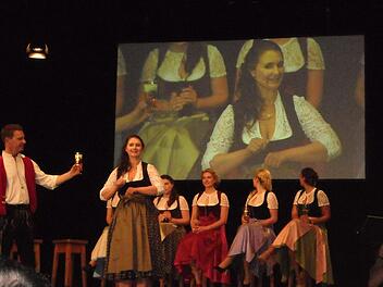 Melanie Fraas beim Finale in München: Ihre Bierverkostung präsentierte sie in Gebärdensprache. Foto: privat