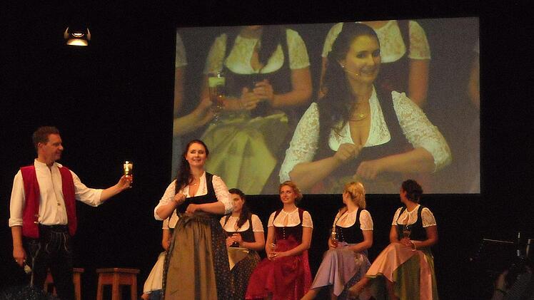 Melanie Fraas beim Finale in München: Ihre Bierverkostung präsentierte sie in Gebärdensprache. Foto: privat
