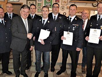 Mit dem Ehrenzeichen in Silber und Gold wurden fünf Neudrossenfelder Feuerwehrleute ausgezeichnet. Von links: Kommandant Markus Schirmer, Roland Hüther, Landrat Klaus Peter Söllner, Heiko Böhner, Alwin Schön, Vorsitzender Björn Sommerer, Kreisbrandmeister Thomas Hofmann, Bürgermeister Harald Hübner und Christian Kunert.  Foto: Reißaus