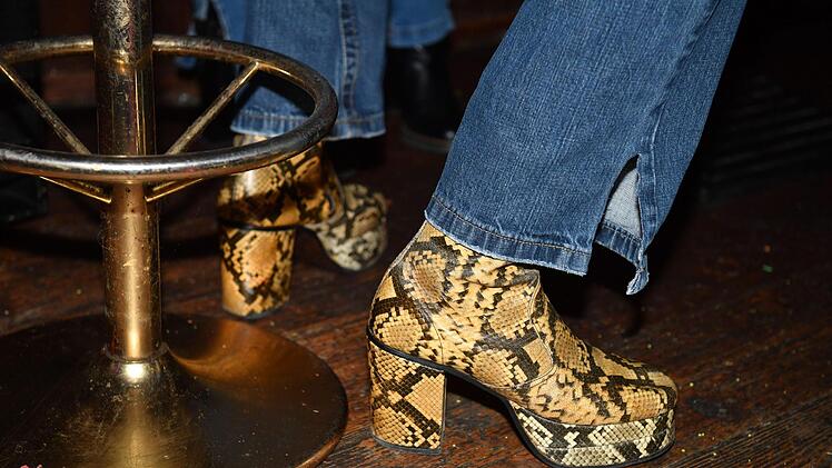In der Londoner Carnaby Street hat Peter Müller 1974 diese Stiefel gekauft.Foto: Ronald Rinklef