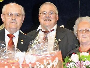 Sie nahmen Abschied nach über 60 Jahren gemeinsamen Singen im GV Ebersdorf. Ehrenvorsitzender Siegbert Tröbs (links) mit Ehefrau Irene Tröbs. Sie sind auch seit über 55 Jahren ein Ehepaar. Mit im Bild Vorsitzender Rudolf Dressel.