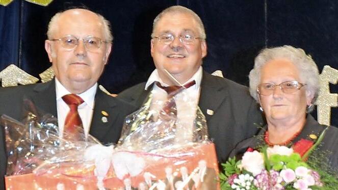 Sie nahmen Abschied nach über 60 Jahren gemeinsamen Singen im GV Ebersdorf. Ehrenvorsitzender Siegbert Tröbs (links) mit Ehefrau Irene Tröbs. Sie sind auch seit über 55 Jahren ein Ehepaar. Mit im Bild Vorsitzender Rudolf Dressel.