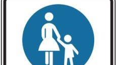 Lösung 1: Wenn man dieses Schild sieht, muss man runter vom Rad! In der Fußgängerzone ist Fahrradfahren verboten. (B)