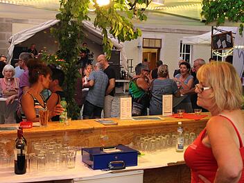 Fast wie im Urlaub fühlten sich die Besucher am Freitagabend beim Höchstadter Kulturfeuerwerk: Erfrischende Getränke, stimmungsvolle Musik und heiße Rhythmen beim Tango-Tanzen. Fotos: Evi Seeger