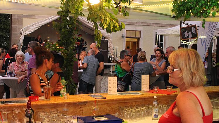 Fast wie im Urlaub fühlten sich die Besucher am Freitagabend beim Höchstadter Kulturfeuerwerk: Erfrischende Getränke, stimmungsvolle Musik und heiße Rhythmen beim Tango-Tanzen. Fotos: Evi Seeger
