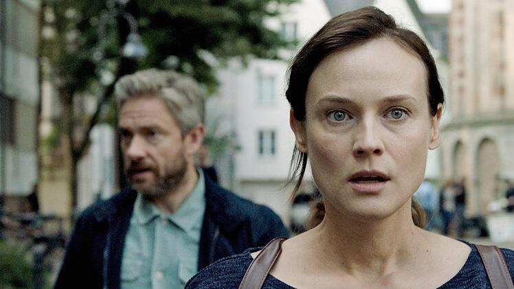 Martin Freeman (hinten) und Diane Kruger  im Thriller "Die Agentin".Foto: Berlinale/Kolja Brandt
