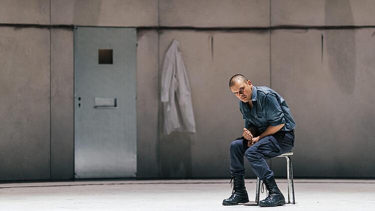 In der Neuinszenierung und im Bühnenbild von Alexander Müller-Elmau feiert die Oper "Carmen" von Georges Bizet" ihre Premiere am Landestheater Coburg.Foto: Sebastian Buff