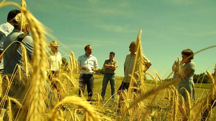 Am Ackerrand informierte sich Minister Thorsten Glauber (4. v. r.) &uuml;ber die Artenvielfalt des &ouml;kologischen Landbaus.  alle Fotos: Joseph Beck