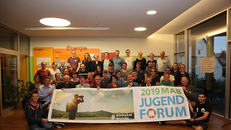 Rund 30 junge Erwachsene im Alter von 18 bis 25 Jahren, aus deutschen,  österreichischen und Schweizer UNESCO-Biosphärenreservaten befassten  sich in der Umweltbildungsstätte in Oberelsbach mit Zukunftsthemen. Das  Bild zeigt die Teilnehmer mit den Juroren und Begleitern. Foto:  Anna-Lena Bieneck/Biosphärenreservat Rhön