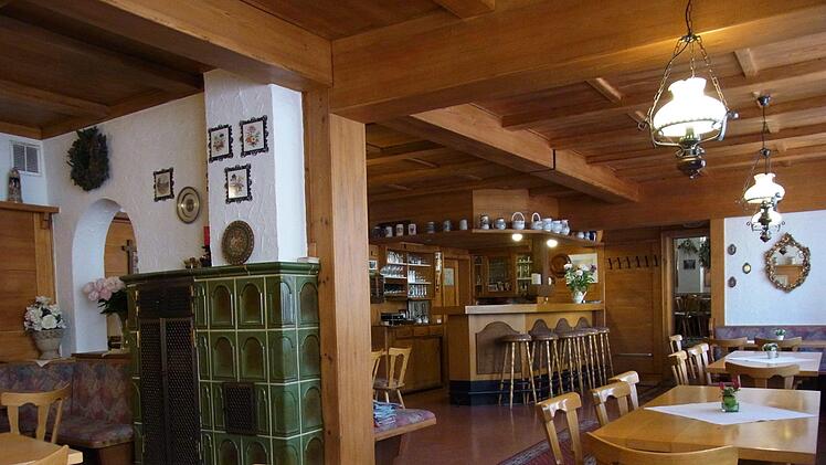 Für den Gasthof "Zur Alm" im Landkreis Würzburg gehen zum Jahresende die Lichter aus. Die fränkische Traditionsgastwirtschaft muss nach über 112 Jahren schließen. Foto: privat