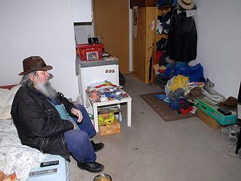 Bekommt Rentner Alfred die Grundrente? Für seine kleine Wohnung in Nürnberg zahlt der 72-Jährige bereits einen Großteil seines Geldes. Für gesundes Essen bleibe ihm kaum mehr etwas übrig. Foto: Nikolas Pelke