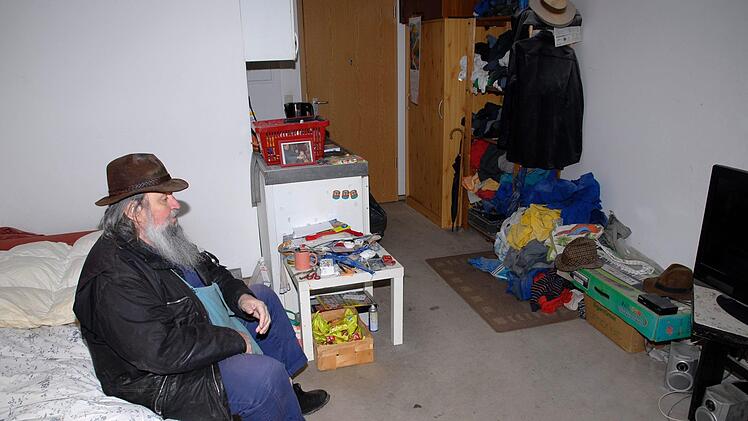 Bekommt Rentner Alfred die Grundrente? Für seine kleine Wohnung in Nürnberg zahlt der 72-Jährige bereits einen Großteil seines Geldes. Für gesundes Essen bleibe ihm kaum mehr etwas übrig. Foto: Nikolas Pelke