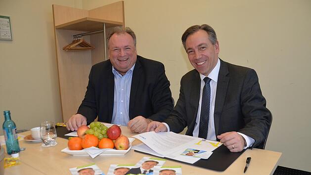 Gut gelaunt beim Blick in die Zukunft des Landkreises (von rechts): Landrat Alexander Tritthart und Fraktionsvorsitzender Walter Nussel  Foto: Bernhard Panzer
