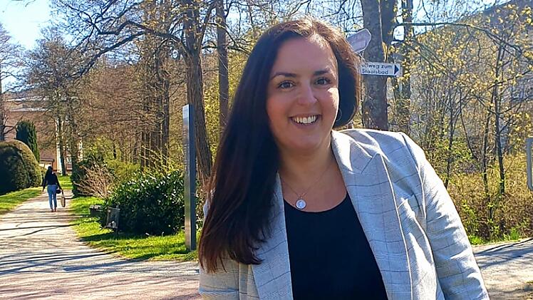 Im Moment befindet sich die Tourist Information in ihrem Ausweichquartier in der Georgi-Kurhalle. Amina Hartke ist die neue Leiterin. Foto: Friederike Gäfke