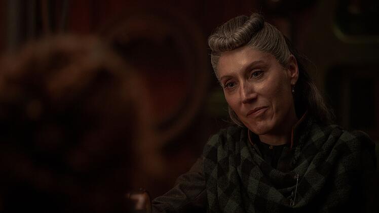 Loti (C&eacute;line Menville) soll daf&uuml;r sorgen, dass Humility heiratet.