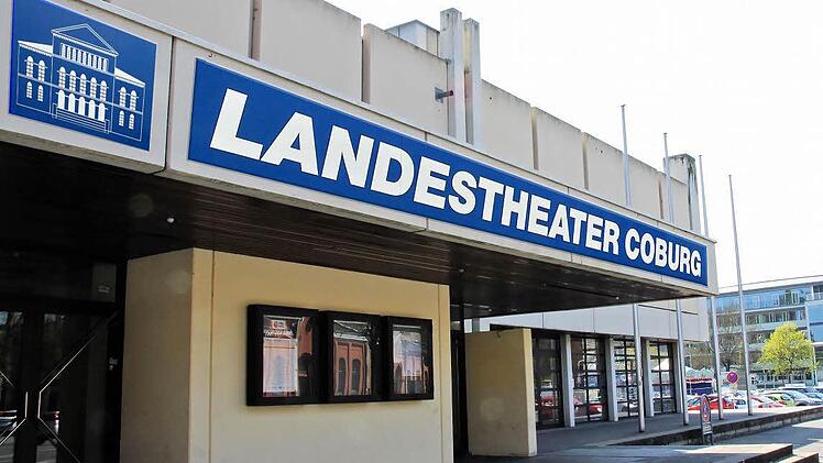Die alte Dreifachturnhalle lässt sich für gut fünf Millionen aushilfsweise in einen Spielort für das Landestheater verwandeln. Das sagt eine jetzt vorliegende Machbarkeitsstudie. Foto-Montage: Klaus Heim/Foto Jochen Berger
