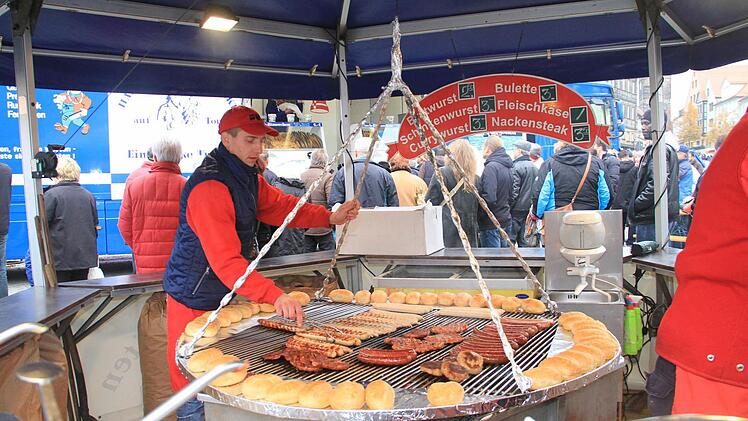Gegen den Hunger gab es leckeres vom Grill. Foto: Gerda Völk