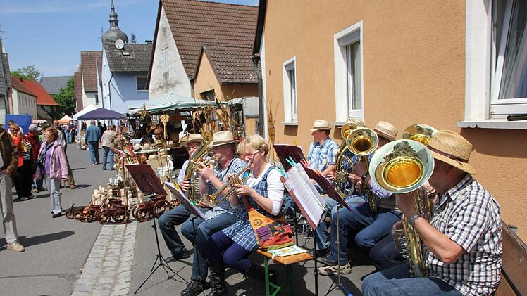 Auf der Uehlfelder Gänsmarkt-Kerwa dürfen die Gänsmarktfregger nicht fehlen. Foto: privat
