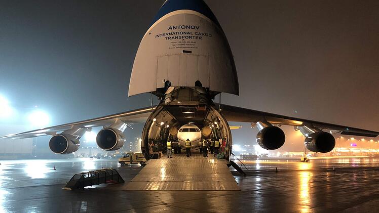 Ein Spektakel bot sich am Dienstagabend am Flughafen in Nürnberg: Eines der größten Flugzeuge der Welt landete - an Bord eine ungewöhnliche Fracht. Foto: Airport Nürnberg