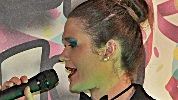 Charmant führte Bianca Finnie als Moderatorin durch das Faschingsprogramm der Pfaffendorfer. Foto: Helmut Will