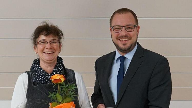 K&auml;the Kolb und Roland Tiefenth&auml;ler wurden in der &ouml;ffentlichen Gemeinderatssitzung f&uuml;r je 50 freiwillige Blutspenden geehrt. Erster B&uuml;rgermeister Sebastian Straubel (rechts) w&uuml;rdigte dies in einer Laudatio und &uuml;berreichte Ehrennadel und Gemeindepr&auml;sent an K&auml;the Kolb . Nicht auf dem Foto: Roland Tiefenth&auml;ler. Foto: Andreas Herzog
