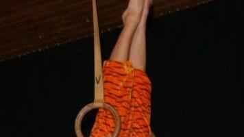 Rica Kohmann am  Reck als Tiger beim "Tiergarten  der &Uuml;bungsleiter"Mario Deller