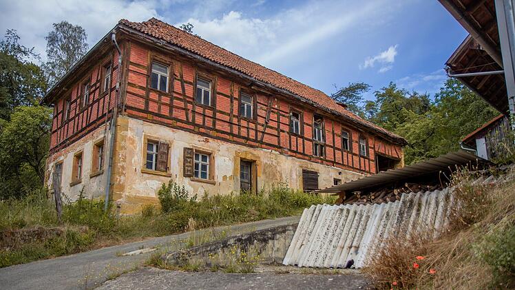 Ein Haus in Giechkröttendorf. Häuser und Höfe reihen sich in dem Ort entlang einer schmalen, einspurigen Straße aneinander.