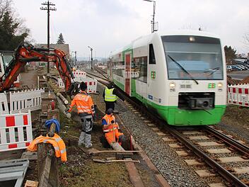 Sicherheitspersonal stellt am Hammelburger Bahnhof sicher, dass von den vorbeifahrenden Zügen keine Gefahr für Bauarbeiter und Passanten ausgeht.
