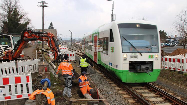 Sicherheitspersonal stellt am Hammelburger Bahnhof sicher, dass von den vorbeifahrenden Zügen keine Gefahr für Bauarbeiter und Passanten ausgeht.