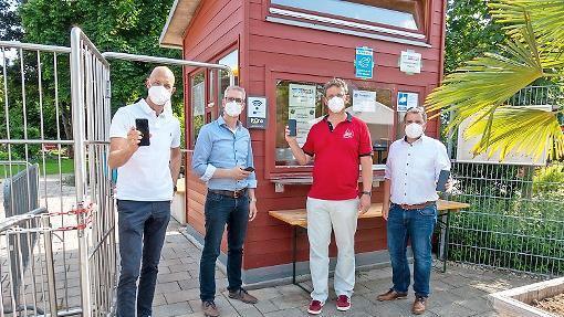 Sie testen gleich das freie WLAN im Königsbad (v. l.): Christian Palla (Leiter Telekommunikation der Stadtwerke Forchheim), Oberbürgermeister Uwe Kirschstein, Alexander Dworschak (Geschäftsführer der GWS) und Christian Sponsel (technischer Geschäftsführer der Stadtwerke Forchheim).