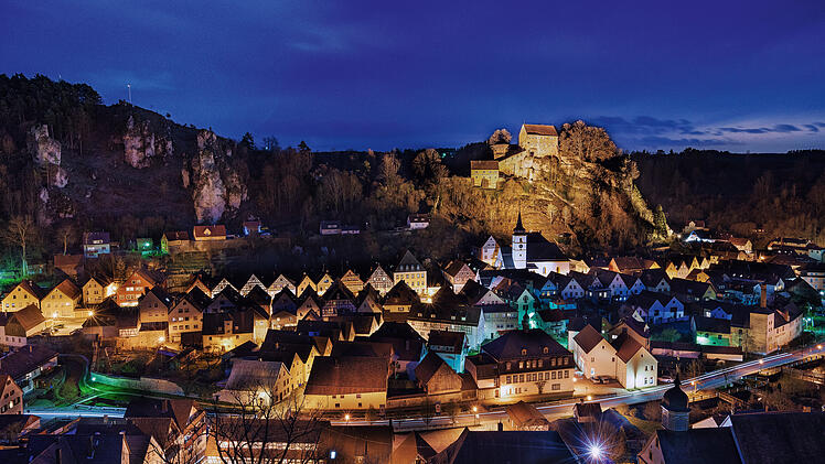 Die Burg Pottenstein liegt auf einem Felsen mitten im Ort.
