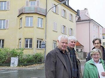 Mitglieder der  Bürgerinitiative "Quartier  21" , v. l. Reinhard Hutzelmann, Gerhardt Meyer, Gerlinde Böhner und Dr. Martin Gollner.  Foto: Munzert