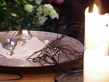 Metallkreuze auf dem Altar: 58 junge Menschen bekräftigten in drei Festgottesdiensten in der Bad Kissinegr Erlöserkirche ihren Glauben. Fotos: Klaus Werner